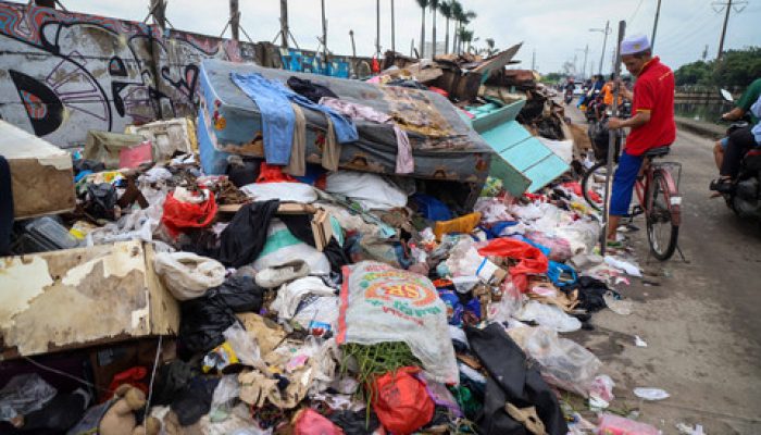 Foto: Banjir Timbun Kembangan Baru, Sampah Menggunung
