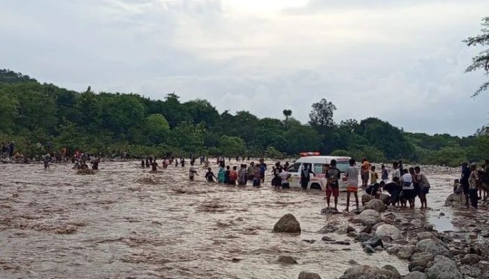 Ambulans Arungi Sungai Deras Kupang: Penjelasan Kepala Desa