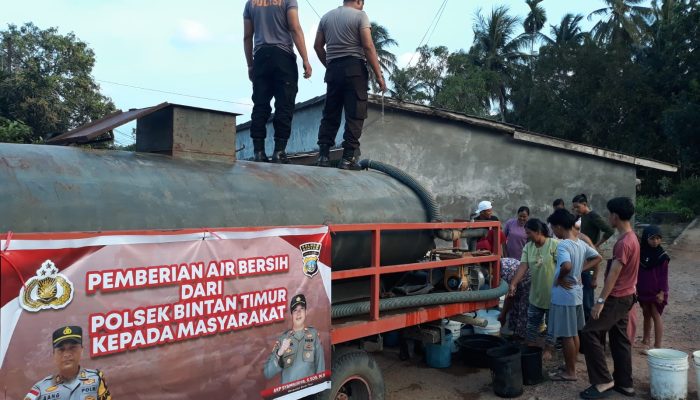 Warga Binadesa Sumringah, Polsek Bintan Timur Salurkan Berton-ton Air Bersih