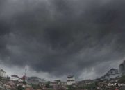 Waspada Hujan Ringan, Jakarta Tetap Basah