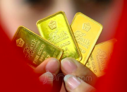 Emas Anjlok 1 Februari: Harga Per Gram Terjun Bebas