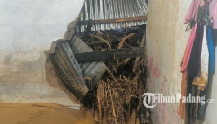 Tanggul Jebol, Air Bah Hancurkan 3 Rumah di Pasar Lalang Padang