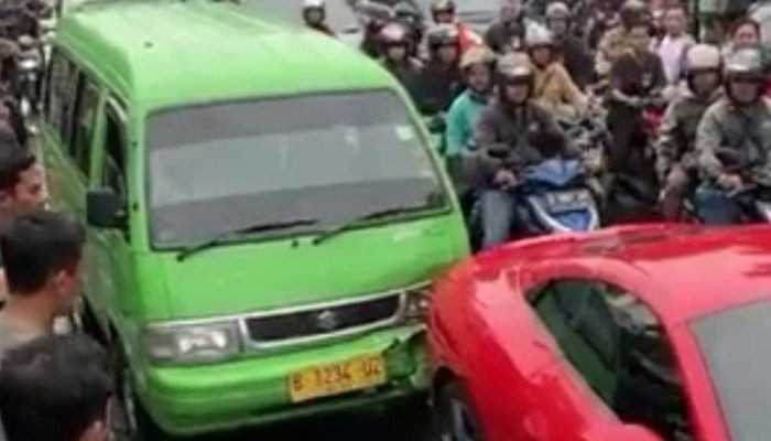 Viral! Angkot vs Ferrari: Rekayasa AI?