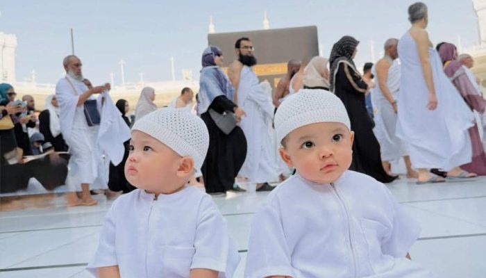 Si Kembar Ustaz Dennis Lim Menggemaskan di Masjidil Haram