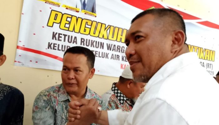 Wabup Karimun Lantik RT/RW Teluk Air, Tekankan Peran Garda Terdepan Jaga Kondusivitas dan Cegah Masalah Sosial