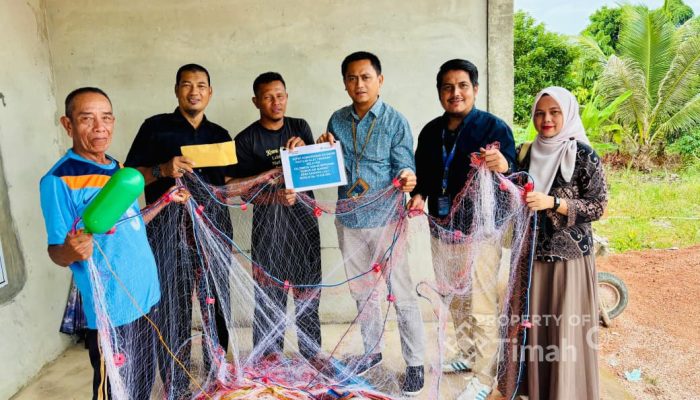 PT Timah Bantu Jaring Udang untuk Nelayan Kundur Barat