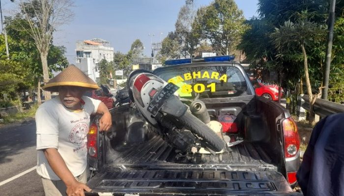 Tabrakan Maut Rawa Buaya: Trailer Libas Motor & Minibus, 2 Terluka