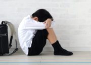 Orang Tua Dingin: 8 Tanda Masa Kecilmu Kurang Kasih Sayang Emosional