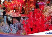 Imlek 2026: Banjir Pesanan Pernak-pernik Pasar Atom Surabaya