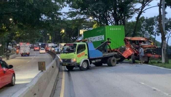 Ayam Dramatis: Truk Terjebak Pohon Tabrak Toko di Bondowoso