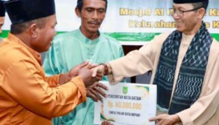 Di Pulau Karas, Amsakar Serahkan Bantuan dan Ajak Jemaah Terus Makmurkan Masjid