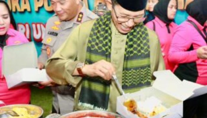 Momen Wali Kota Batam dan Kapolda Kepri Ikut Menyajikan Santapan Berbuka untuk Warga Sembulang