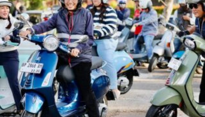 Cek Kondisi Infrastruktur Jalan, Amsakar-Li Claudia Telusuri Jalanan Batam Bersama Komunitas Vespa