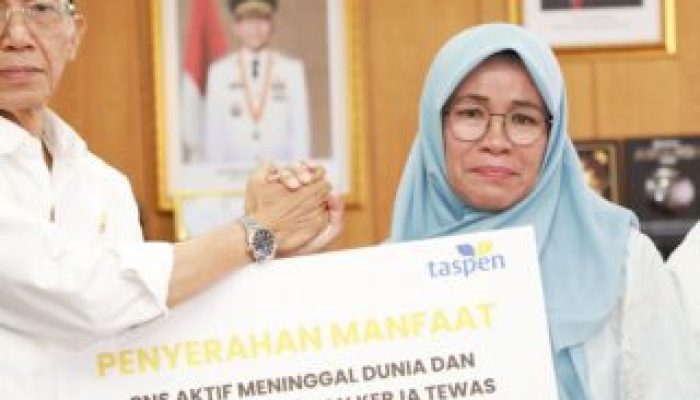 Jaminan Sosial ASN Diperkuat, Amsakar Serahkan Santunan dan Beasiswa untuk Ahli Waris