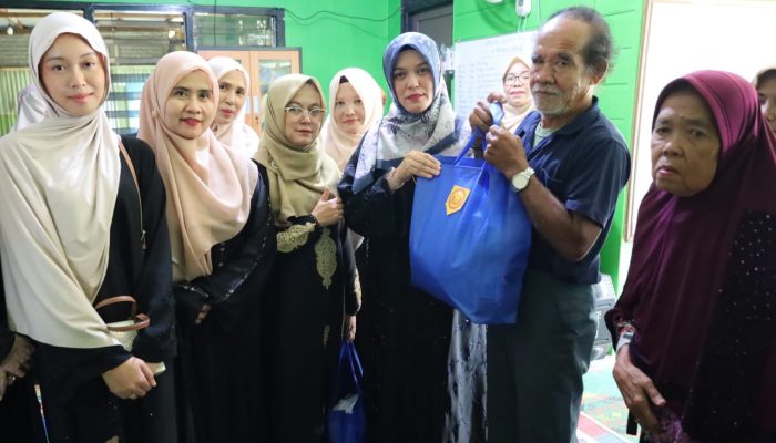 Deby Blusukan Temui Lansia di Kampung Pisang