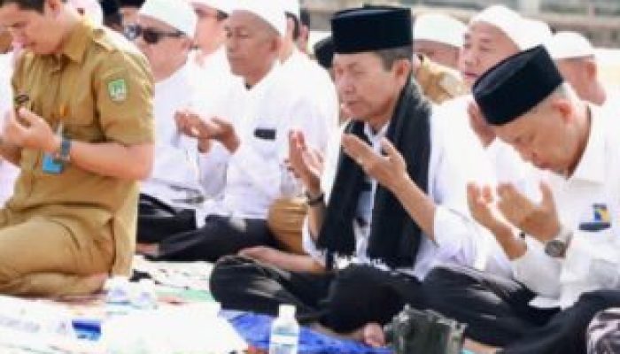 Di Bawah Terik Matahari, Warga Batam Bersimpuh Memohon Hujan