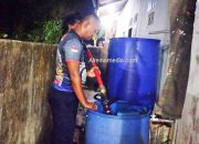 Emak-emak Ngeluh Sumur Kering, Damkar Bintan Timur Nongol Kirim Air Bersih
