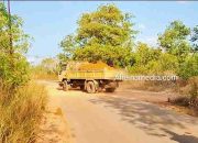 Astaga, Melenggang Truk Bawa Muatan Tanah Tanpa Terpal di Kijang