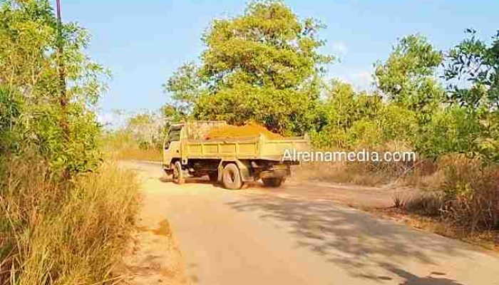 Astaga, Melenggang Truk Bawa Muatan Tanah Tanpa Terpal di Kijang