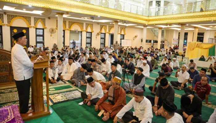 Gubernur Ansar Kunjungi Masjid Al Uswah: Salurkan Bantuan dan Sosialisasikan Program Unggulan Kepulauan Riau