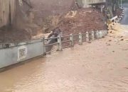 Tembok Terkikis Sungai, Ruko di Sukasari Nyaris Roboh