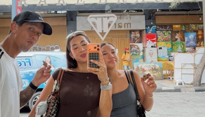 10 foto liburan keluarga Jennifer Bachdim naik Bandros di Bandung