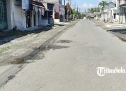 Jalan Desa Dagen di Karanganyar Diperbaiki Secara Ragu-Ragu, Hanya Tambal Sulam
