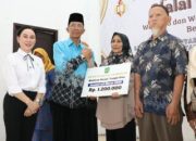 Fokus Kesejahteraan, Amsakar-Li Claudia Serahkan Bantuan Lansia dan Insentif Posyandu