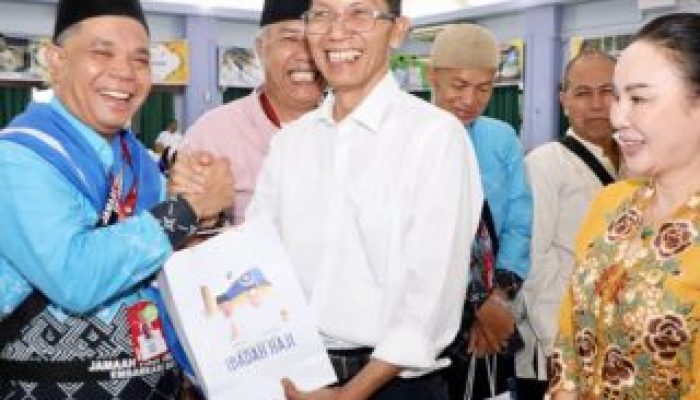 Lepas JCH ke Tanah Suci dan Dibekali Sambal Bilis hingga Rendang, Amsakar-Li Claudia Titip Doa untuk Batam