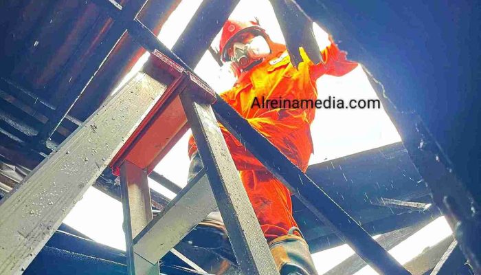 Diterpa Hujan, Api Tetap Nekat Melahap Toko Butik Barek Motor