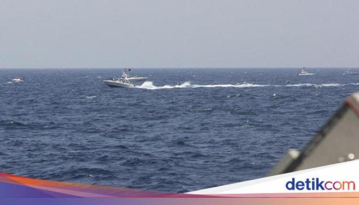 Trump Larang Kapal di Selat Hormuz, Putin Siap Intervensi