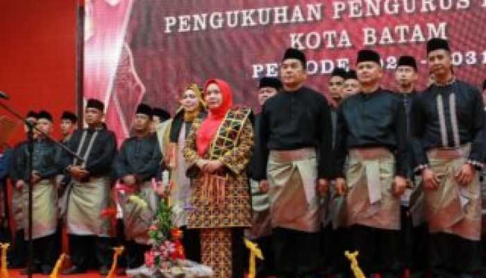 Amsakar Kukuhkan Ketua dan Pengurus IWAKUSI Batam, Erlita Kembali Jadi Ketua