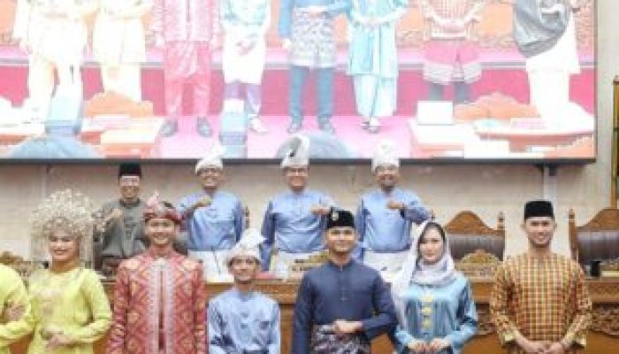 Perda LAM Kota Batam Disahkan, Busana Adat Melayu Tampil Memukau di Sidang Paripurna