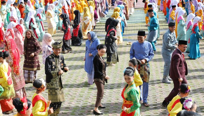 Amsakar-Li Claudia Menari Zapin Ngenang Bersama 5.120 Pelajar Memeriahkan Hardiknas 2026
