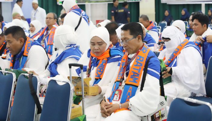 Plh Wali Kota Lepas Kloter Terakhir Embarkasi Batam, Li Claudia Pesan JCH Jaga Kesehatan