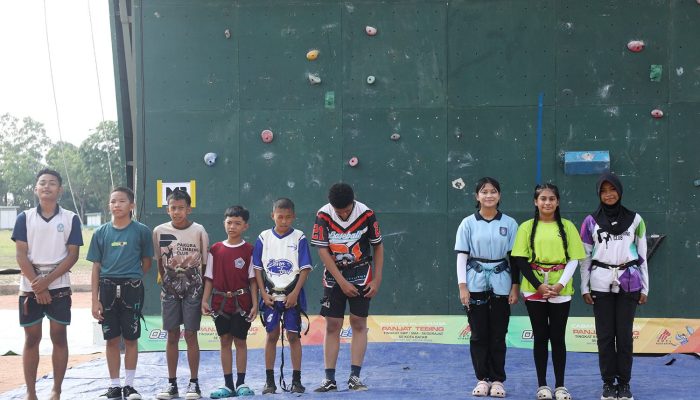 Atlet Muda Batam Unjuk Kemampuan di Seleksi O2SN Panjat Tebing