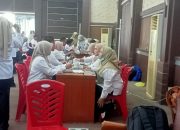 Paramedis saat memeriksa kesehatan ASN di Gedung Nilam Sari