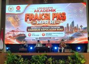 Bupati Karimun Iskandarsyah menjadi narasumber di Lokarkarya Akademik PKS