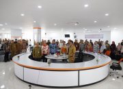 Bupati Karimun Iskandarsyah, Sekda bersama Forkopimda menyanyikan Indonesia saat peresmian MPP oleh Menpan RB secara Virtual.