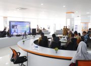 Bupati Karimun Iskandarsyah dan Forkopimda serta OPD mendengarkan sambutan Menpan RB secara Virtual