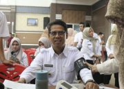Bupati Karimun Ing Iskandar melakukan pemeriksaan gratis di Gedung Nilam Sari