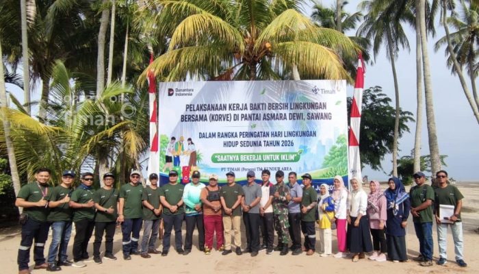 PT Timah Tanam Pohon dan Bersihkan Pantai Asmara Dewi, Wujudkan Pesisir Lestari di Kundur Barat