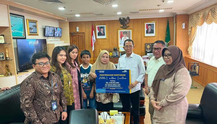 Amsakar Serahkan Santunan JKK Taspen untuk Keluarga ASN Batam yang Meninggal Saat Bertugas