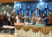 Pimpinan DPRD Kota Batam Hadiri Doa Syukuran Milad ke-58 Wali Kota Amsakar Achmad, Serahkan Cinderamata Karikatur