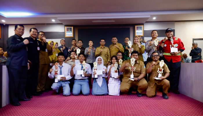 Pemkab Karimun Serahkan Hadiah Lomba Gerak Jalan HUT RI ke-81
