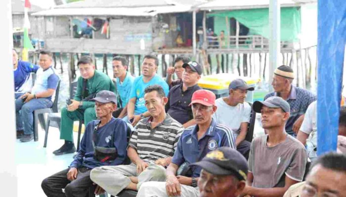 Realisasikan Pokir, Wakil Ketua I DPRD Kota Batam Serahkan 100 Mesin Ketinting untuk Nelayan se-Kecamatan Belakangpadang