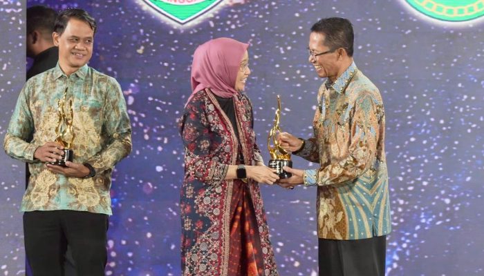 Batam Peduli Layanan Publik dan Keterbukaan Informasi, Amsakar Terima Penghargaan
