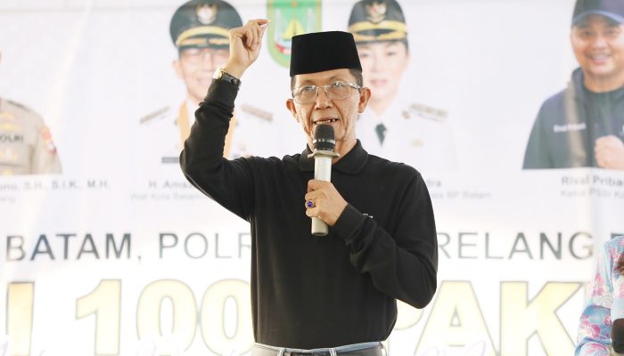Bersama Polresta Barelang dan PSSI, Amsakar Berbagi 1.000 Paket Beras
